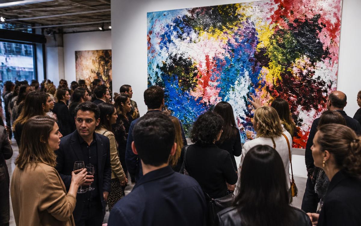 Vernissage bondé dans une galerie d'art contemporain
