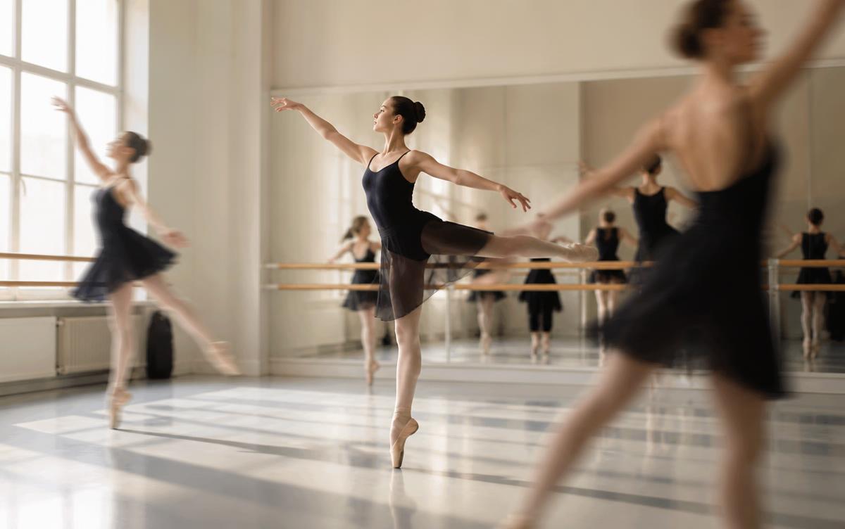 Danseuses en répétition dans un studio de danse lumineux