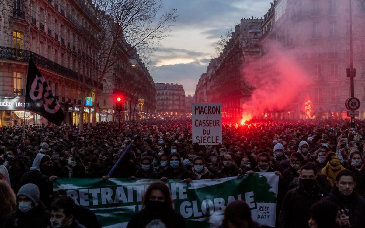 Manifestation dans une rue de Paris au crépuscule