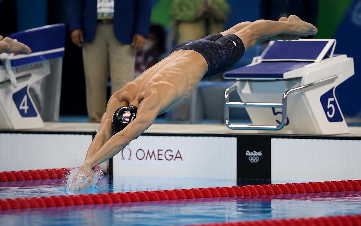 Nageur plongeant dans un bassin olympique lors d'une compétition