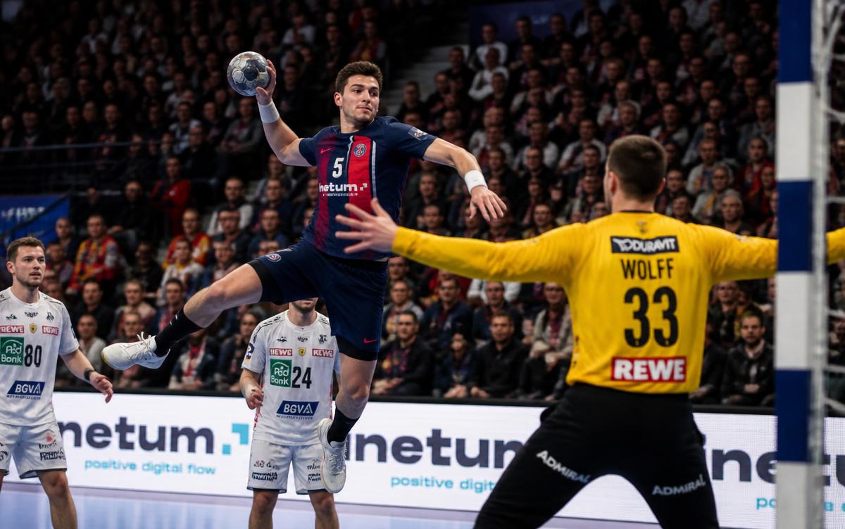 Action de match de handball dans une salle comble